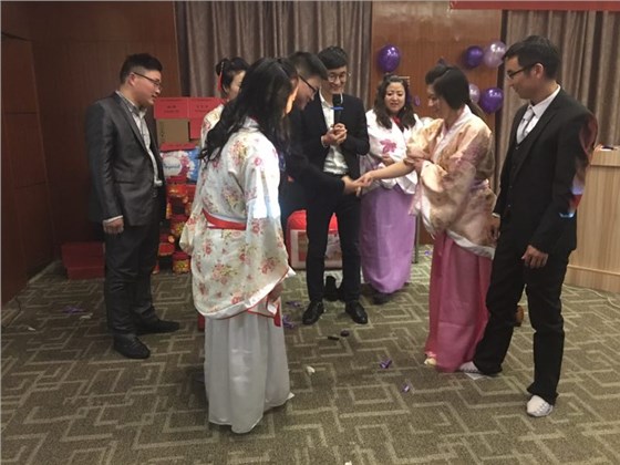 金鉆員工踩報紙游戲