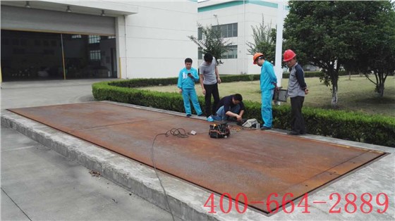 蘇州80噸汽車衡維修現(xiàn)場