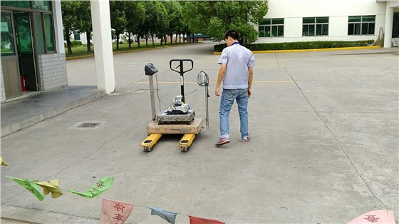 叉車電子秤維修送貨現(xiàn)場