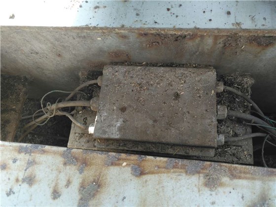 糧食局100噸電子地磅接線盒維護(hù)現(xiàn)場(chǎng)