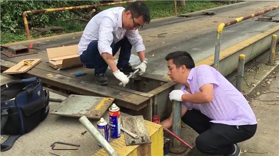 汽車衡維修現(xiàn)場