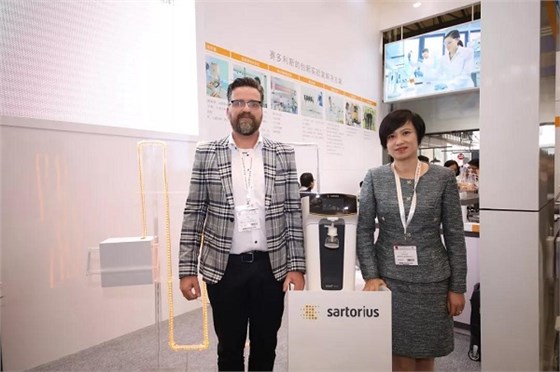 盧莉瓊女士、Frank先生與新品arium® mini essential超純水系統(tǒng)合影。