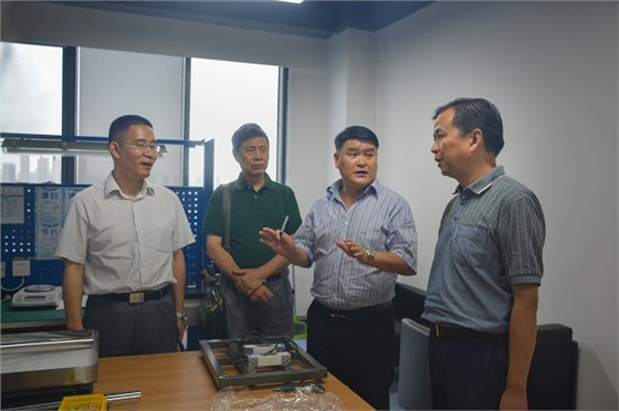 李奇向工商聯(lián)領(lǐng)導(dǎo)匯報(bào)了企業(yè)的成長(zhǎng)經(jīng)歷和發(fā)展藍(lán)圖