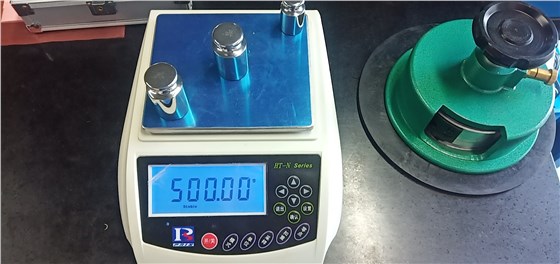 稱無(wú)紡布的電子天平
