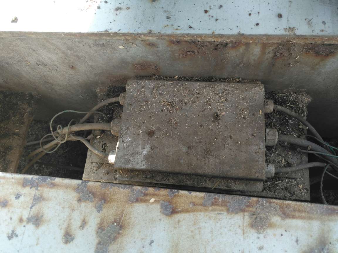 糧食局100噸電子地磅接線盒維護現(xiàn)場