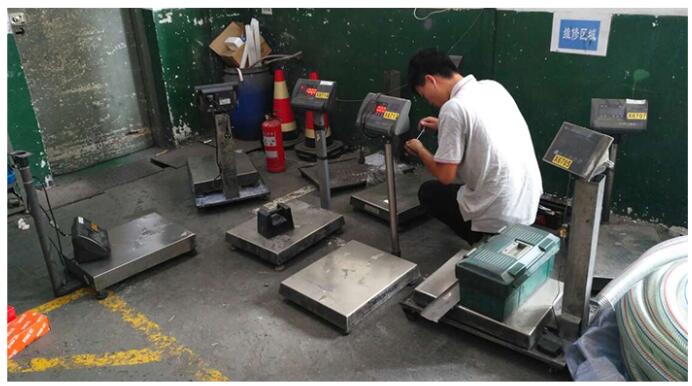 電子秤維修現(xiàn)場