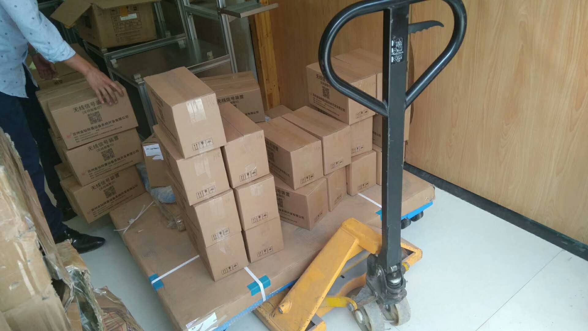 金鉆無線報(bào)警燈發(fā)貨現(xiàn)場(chǎng)