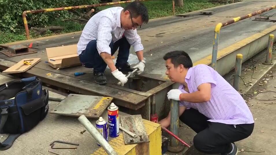 汽車衡維修現(xiàn)場