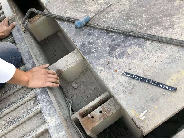 汽車衡更換傳感器現(xiàn)場 (2)