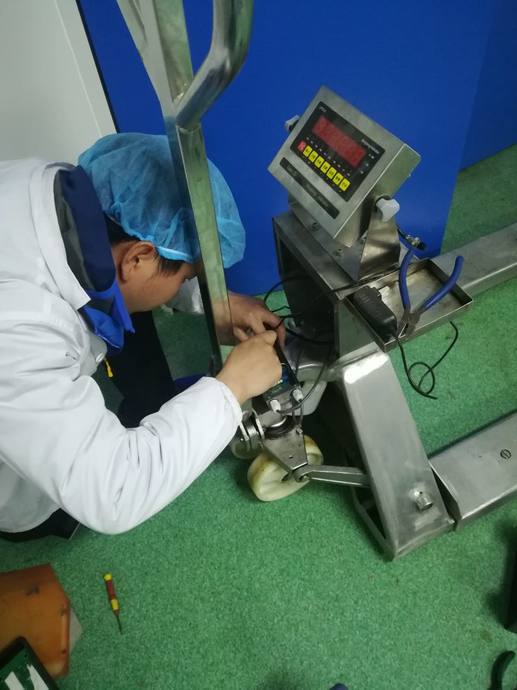 電子叉車秤維修現(xiàn)場(chǎng)